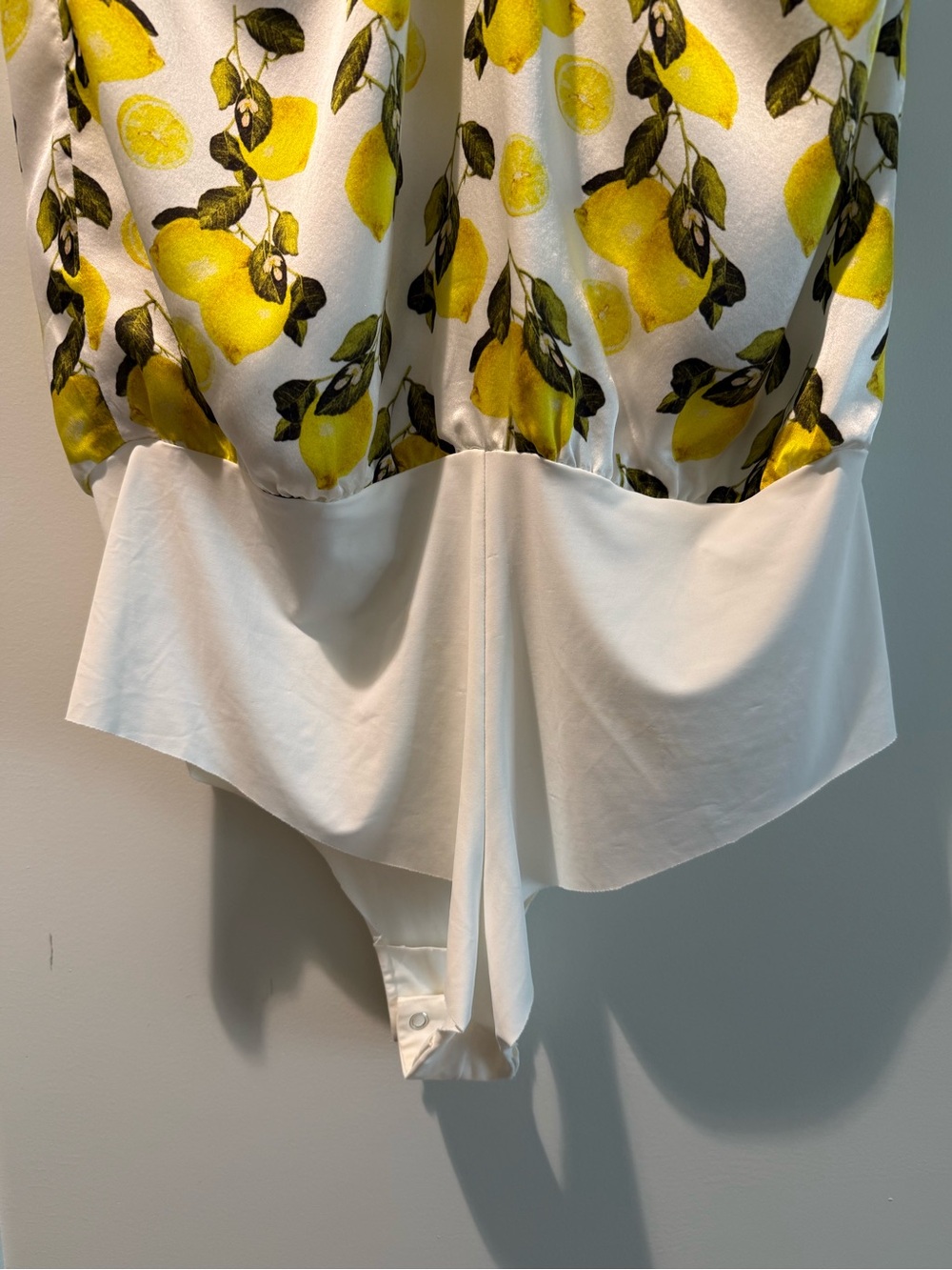 L'AGENCE White Lemon-Print Silk Bodysuit Size Large - Picture 9 of 16